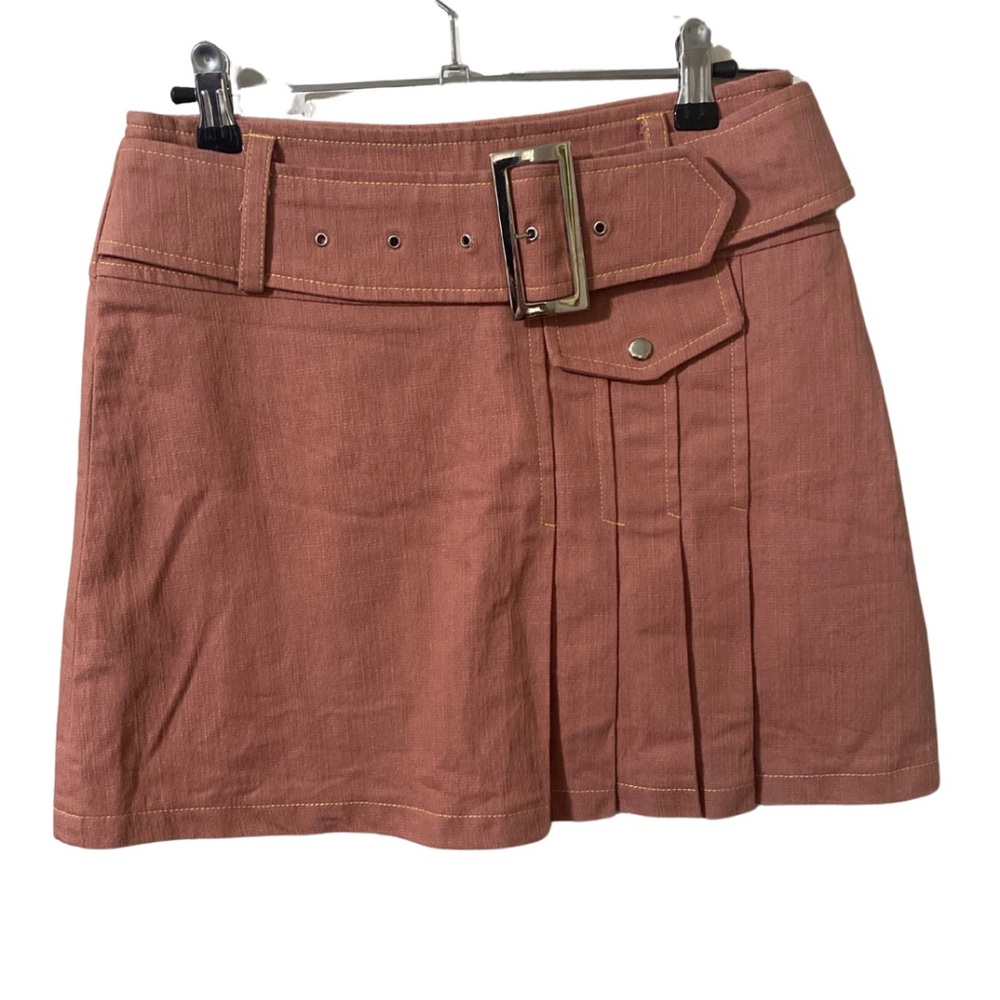 Chic Pink Mini Skirt with Sleek Design